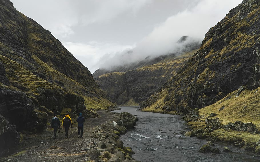 three person walking near river, photo of three person standing near mountain HD wallpaper