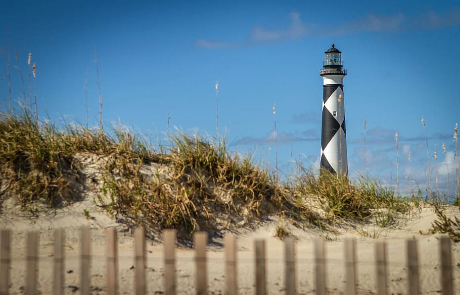 black and white lighthouse in seashore, black and white lighthouse on mountain HD wallpaper