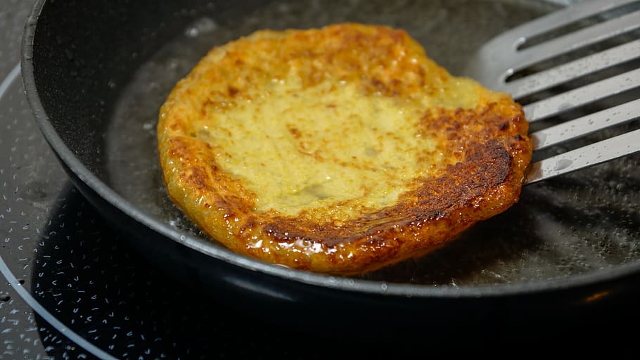 fried patty on frying pan, potato pancake, latke, food, pancakes