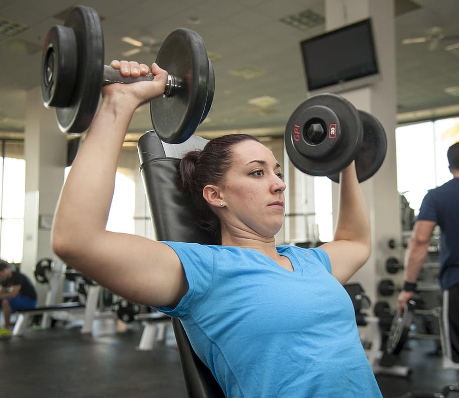 woman in blue t-shirt, weights, lifting, power, female, gym, fitness, HD wallpaper