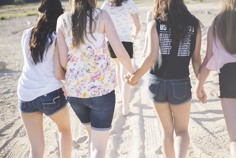 four woman holding hand white walking, untitled, girlfriend, beach HD wallpaper