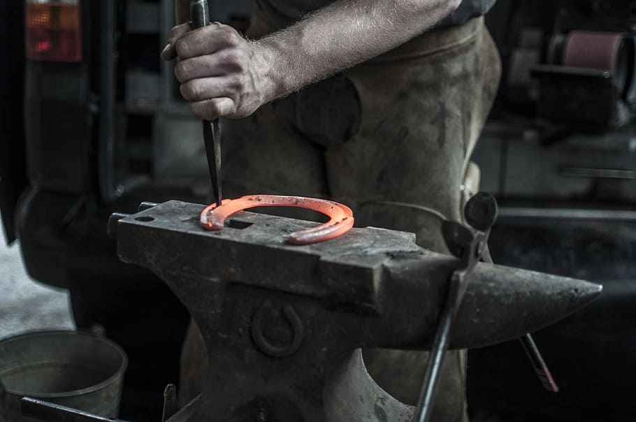 man forging horseshoe, A craftsman at work, blacksmith, metal, HD wallpaper