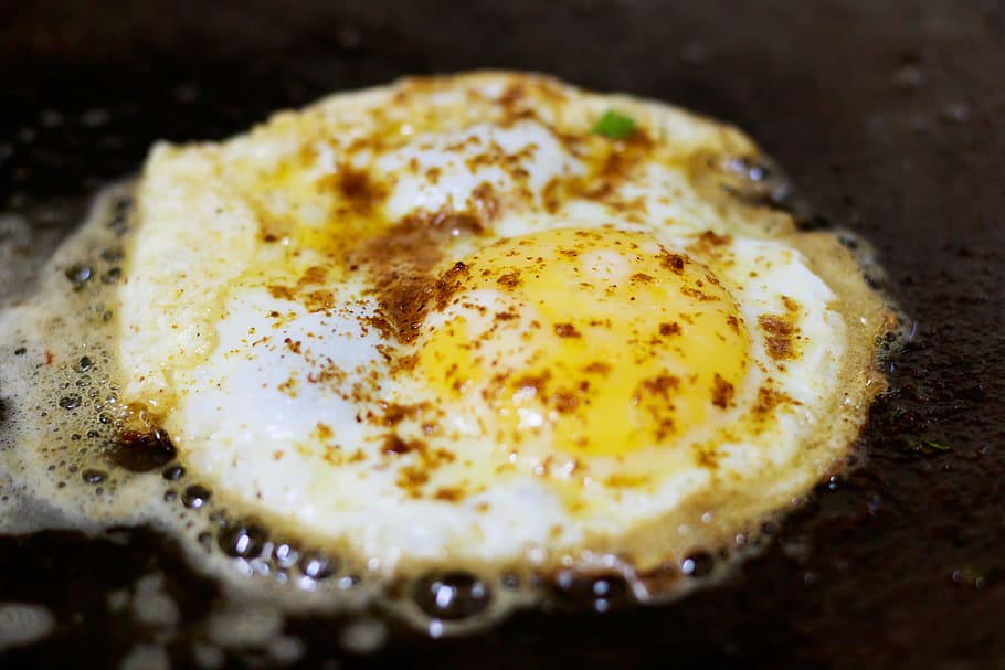 Fried Egg With Seasonings, bubbles, close -up, cooking, delicious HD wallpaper