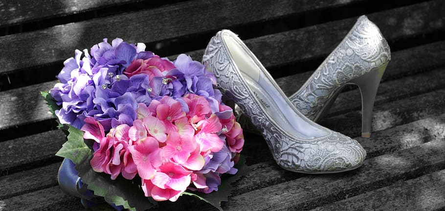 pair of silver shoes and bouquet of flowers, bride, pink, purple, HD wallpaper