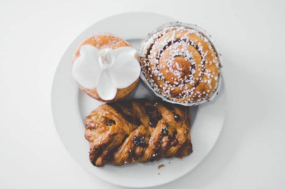 bread on ceramic plate, breads served on white ceramic plate HD wallpaper