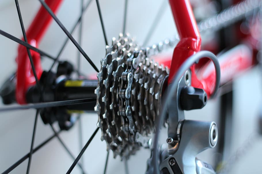 selective focus photo of bicycle part, selective focus photo of bicycle derailleur HD wallpaper