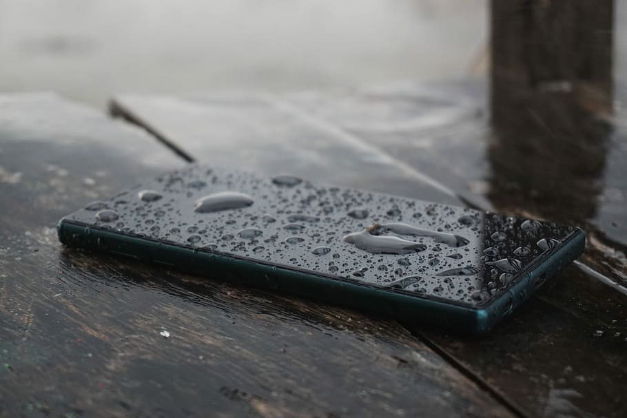 water drop on Sony smartphone, rain, splash, droplets, black and white HD wallpaper