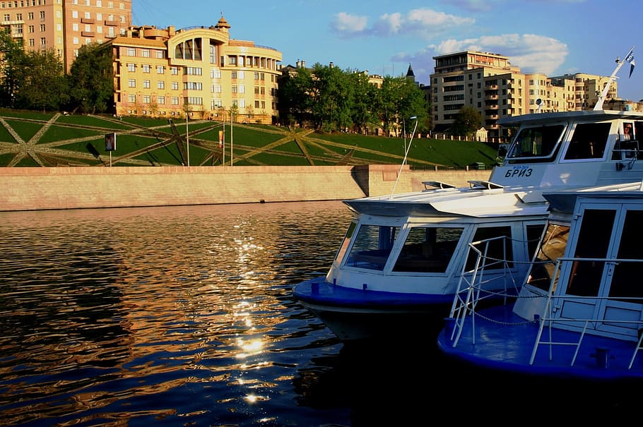 River, Water, Reflections, river cruisers, embankment, grass HD wallpaper