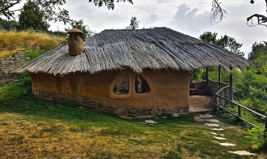 closeup photography of brown nipa hut with chimney, leshten, clay house, HD wallpaper