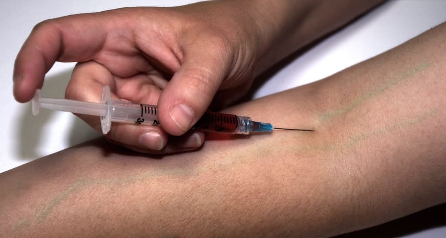 person injecting himself with a syringe, medical, shot, veins, HD wallpaper