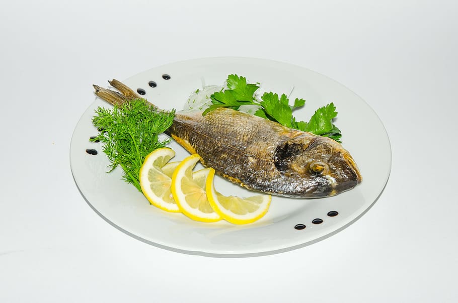 fried fish with lemons, and parsil leaves on plate, meat, frying HD wallpaper