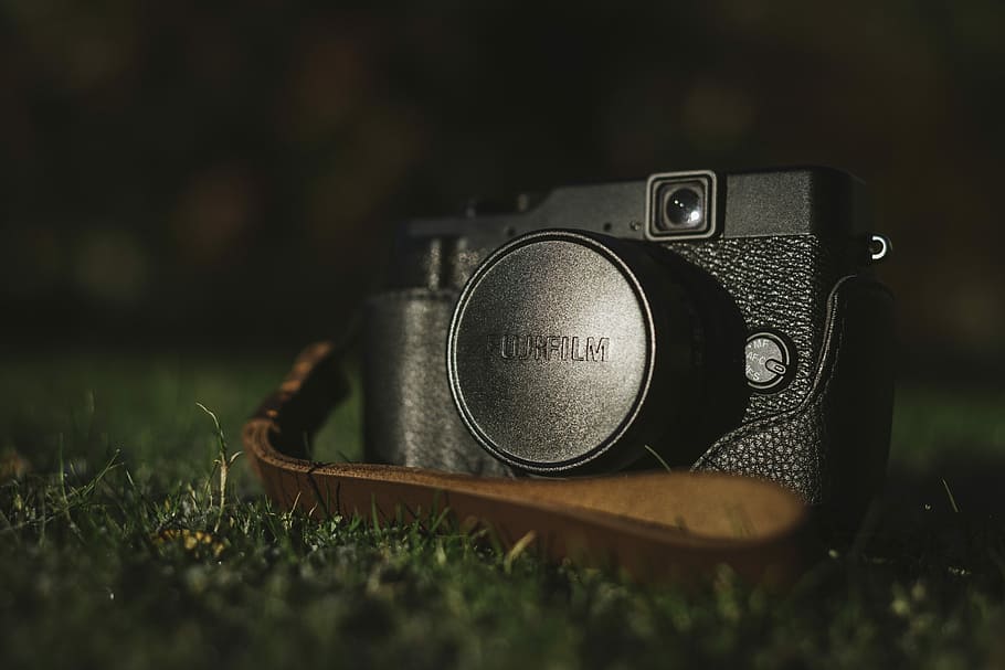 black Fujifilm DSLR camera, black DSLR camera on grass field
