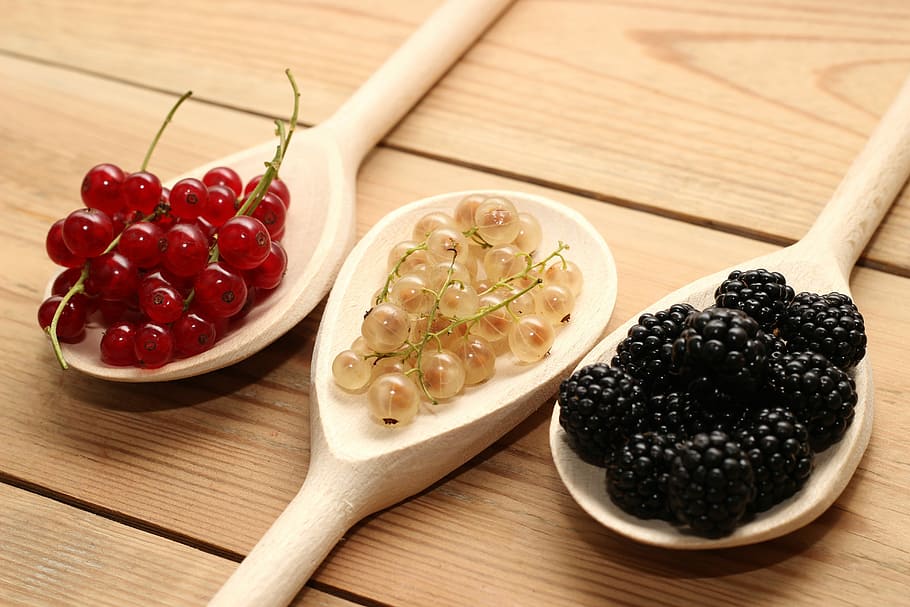 berries, currants, red, white, blackberries, trowel, wood, fruit, HD wallpaper