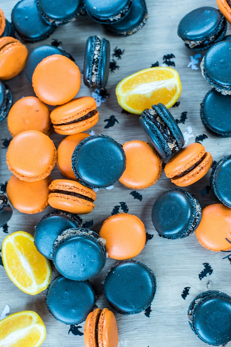 French macaroons and slice lemons, red and blue macaroons, macaron HD wallpaper