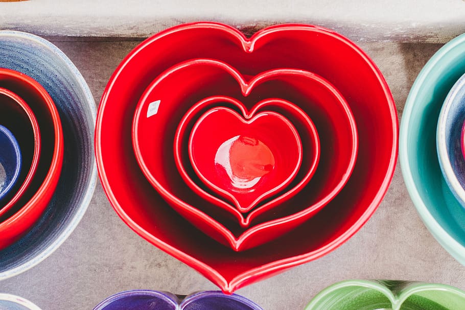 Red heart-shaped ceramic bowls of different sizes stacked one inside the other, heart shape red ceramic bowls, HD wallpaper