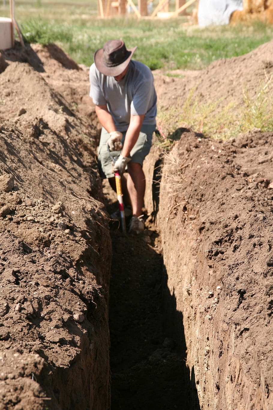 man digging soil, work, working, sewage, plumbing, shovel, trench HD wallpaper