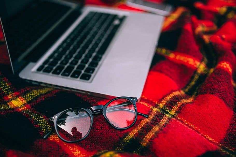 Apple Macbook on a red blanket, computer, technology, laptop HD wallpaper