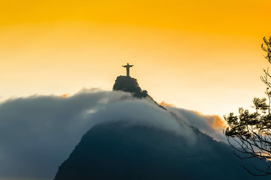 Sunset and dusk over the Christ Statue in Rio De Janeiro, Brazil, HD wallpaper
