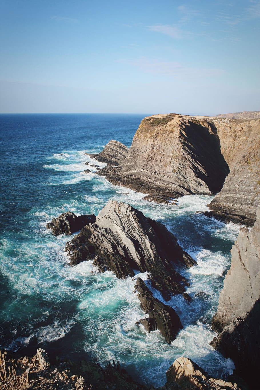 seaside cliff during daytime, cliff overlooking sea at daytime HD wallpaper