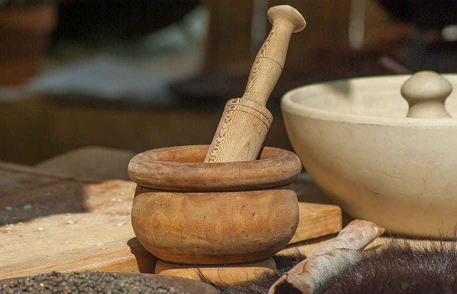brown wooden mortar and pestle on brown wooden table, pilon HD wallpaper
