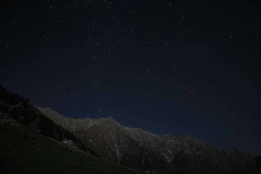 brown mountain under starry night during night time, landscape photo of mountain during nighttime HD wallpaper