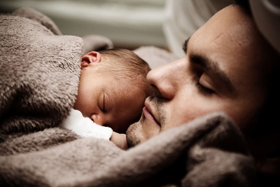 baby sleeping on man's chest, child, cute, dad, daddy, family, HD wallpaper