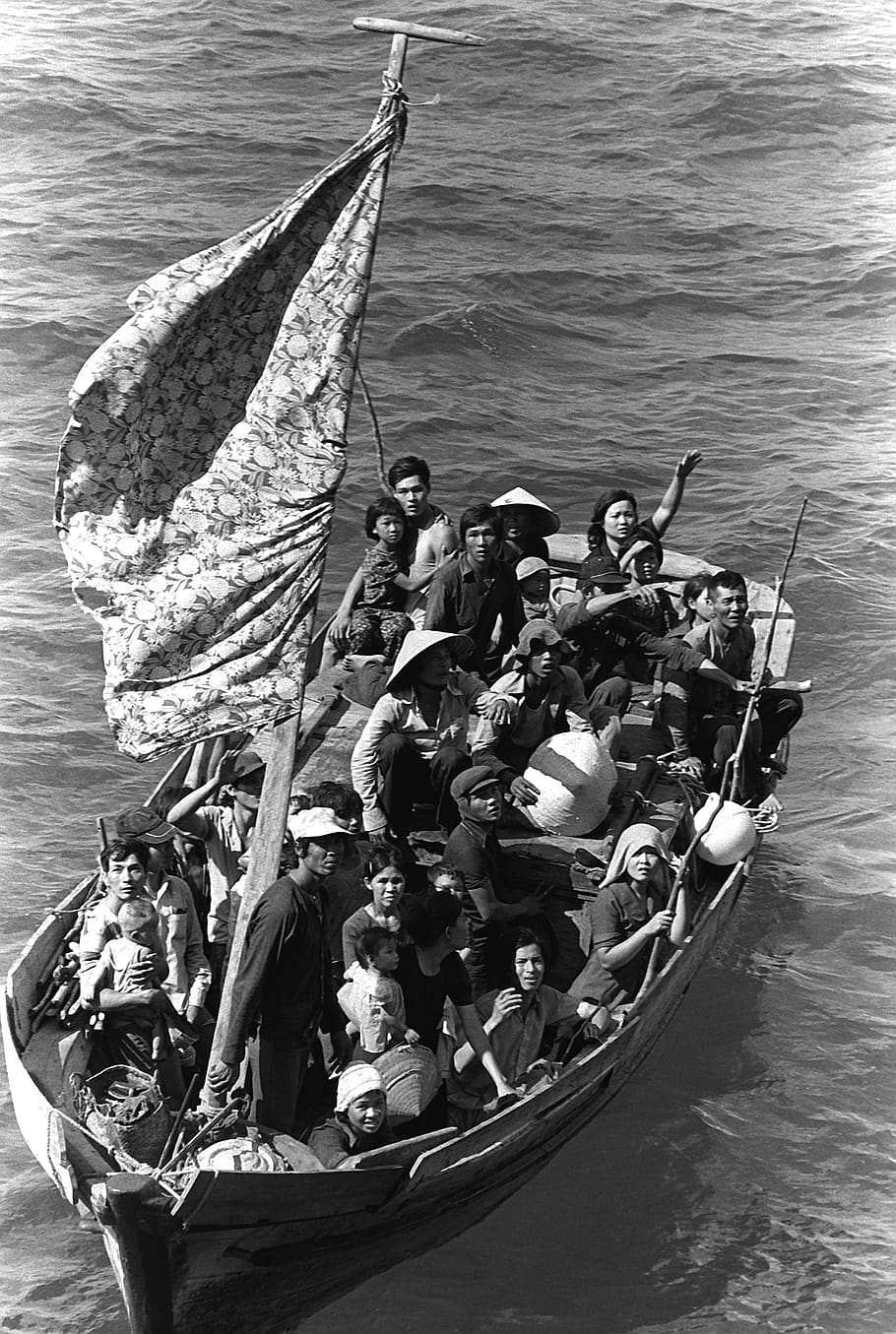 boat people, 35 vietnamese refugees, 1982, fishing vessel, eight days in sea, HD wallpaper