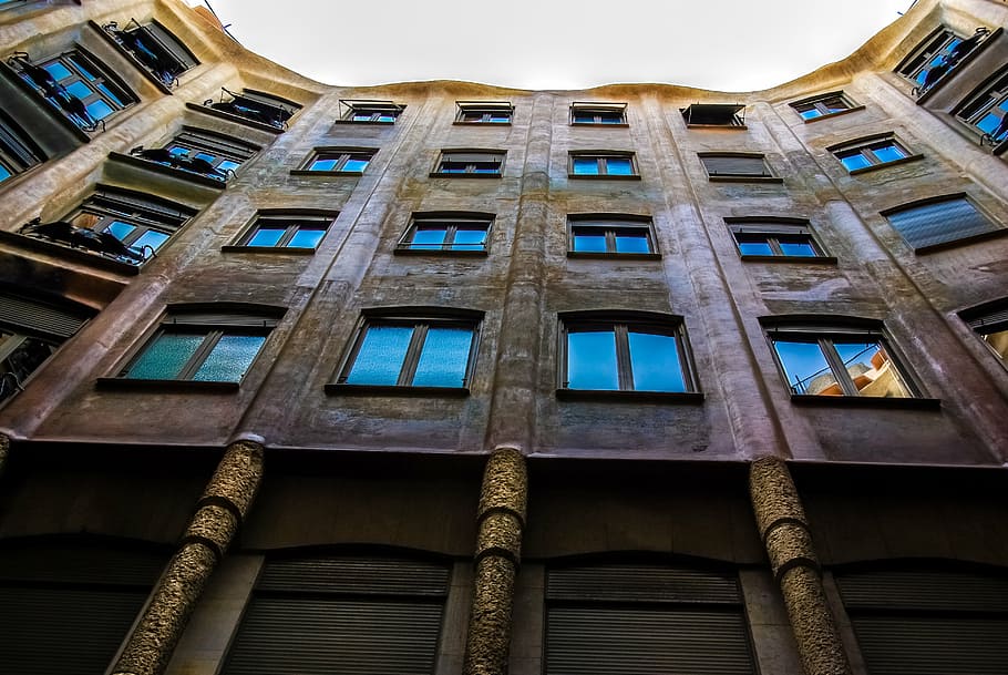 high-angle photo of brown concrete building during daytime HD wallpaper