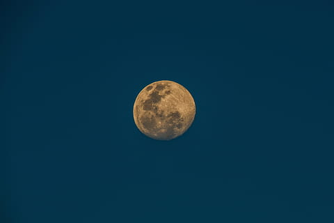 focus shot of moon in clear sky during nighttime, midnight HD wallpaper