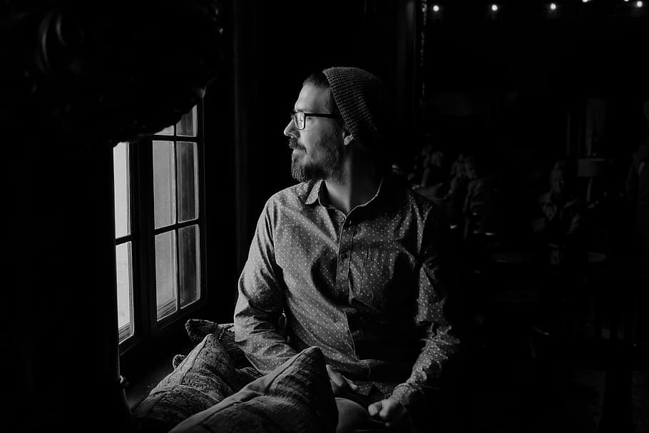 grayscale photography of man front of window, dress, shirt HD wallpaper
