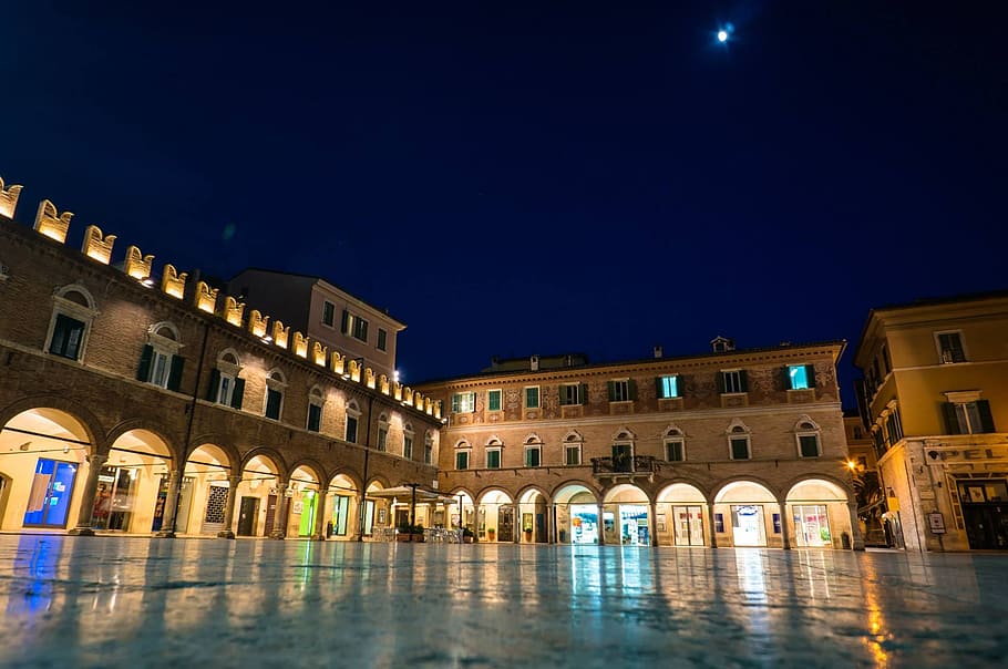 Ascoli Piceno, Marketplace, Mirroring, night photograph, lights