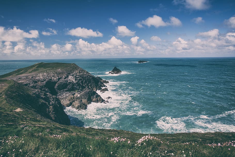 Seascape shot taken on the coastline of Cornwall in the South of England HD wallpaper
