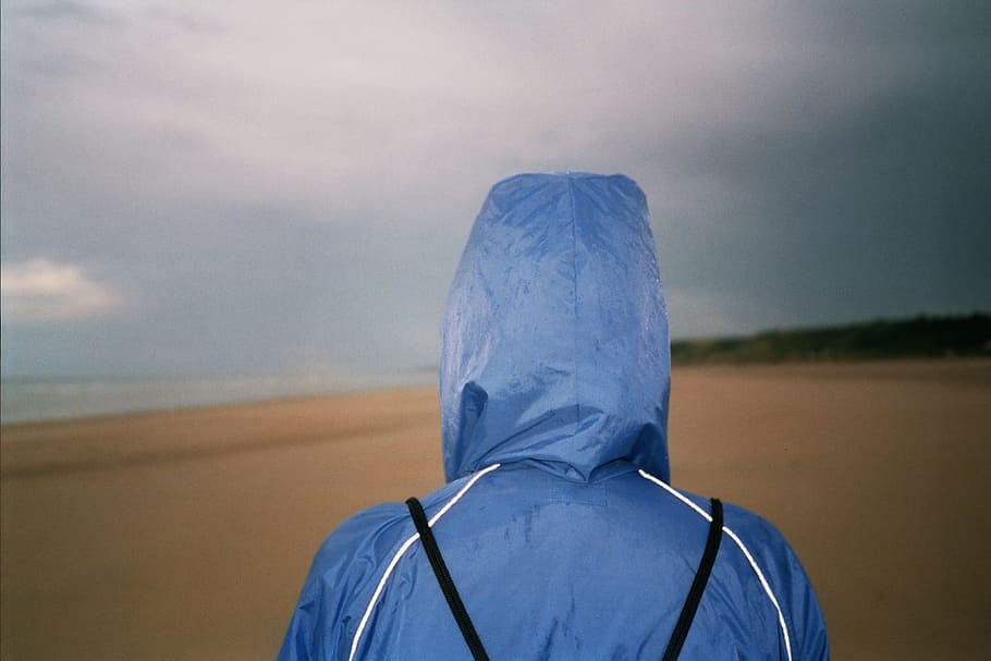 Beach, Winter, Cold, Sky, blue, costa, rain, women, back, rainy HD wallpaper