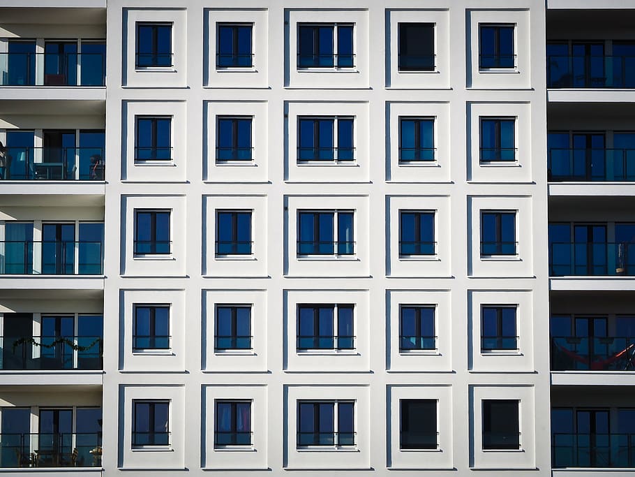 architectural photography of white and blue concrete building HD wallpaper