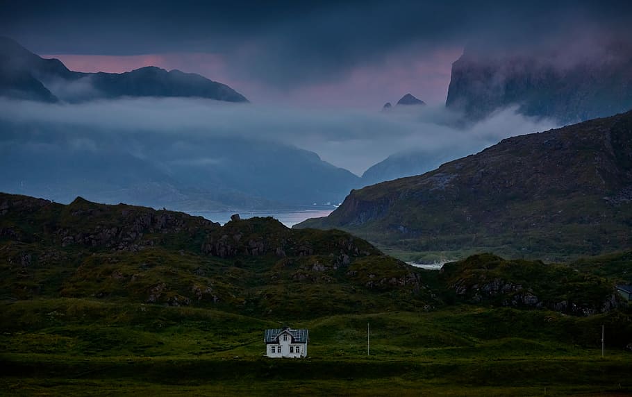 white house near with mountain background during daytime, house in the middle on mountains HD wallpaper