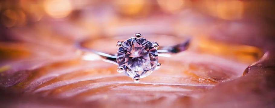 selective focus photography of silver ring with round-cut diamond gemstone, HD wallpaper