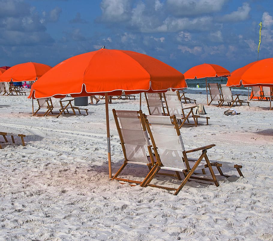 deck hairs and umbrellas at the beach during day, clearwater beach, HD wallpaper