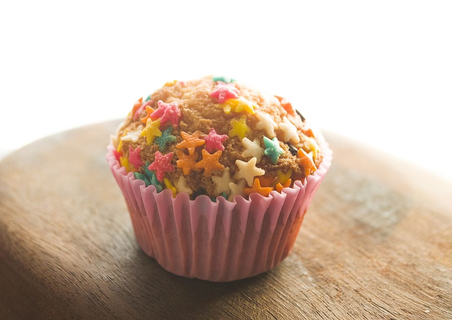 cupcake with star sprinkles toppings, mufin, muffin, pastry, cupcakes, HD wallpaper