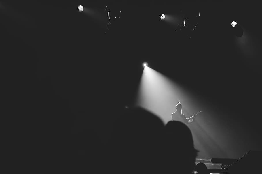 person playing guitar on stage, man playing guitar in stage with spotlight, HD wallpaper