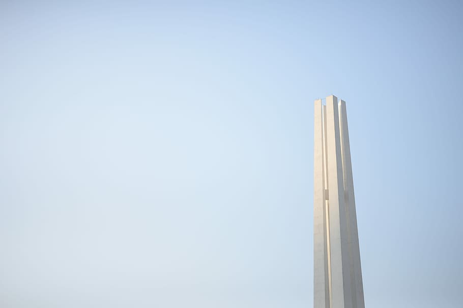 white concrete tower under blue sky at daytime, war memorial HD wallpaper