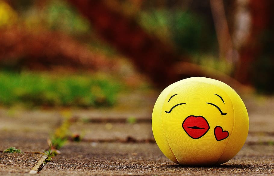 Smiley, Kiss, Heart, Love, valentine's day, funny, yellow, sweet, HD wallpaper