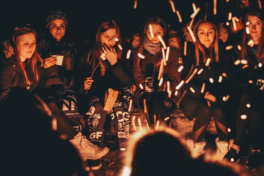 women near bonfire at night, group of girl standing in front of bonfire HD wallpaper