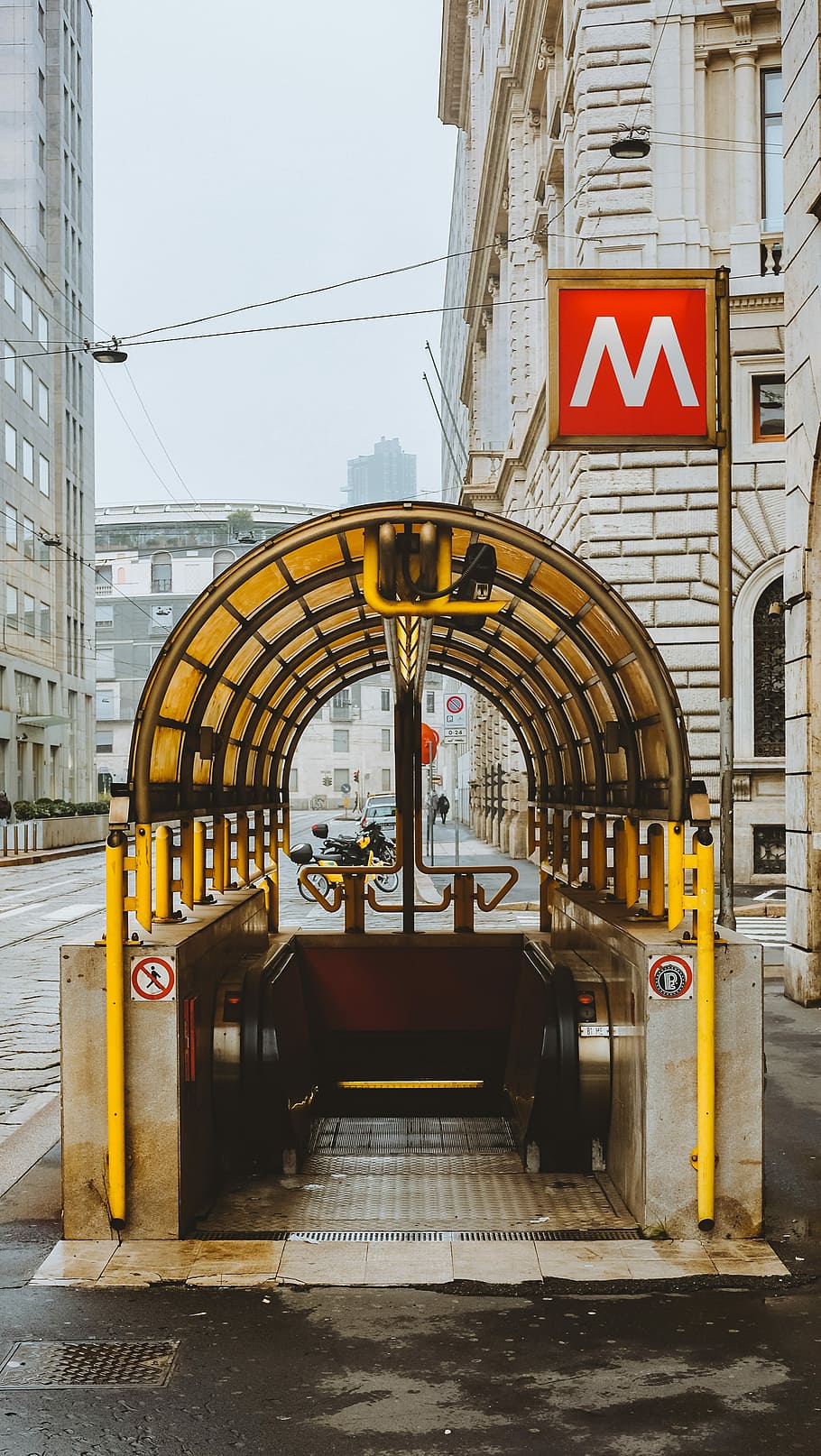 subway station entrance in city during daytime, selective photography of subway stairs HD wallpaper