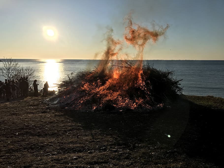 fire, burns, bonfire, water, sea, sky, land, horizon over water HD wallpaper