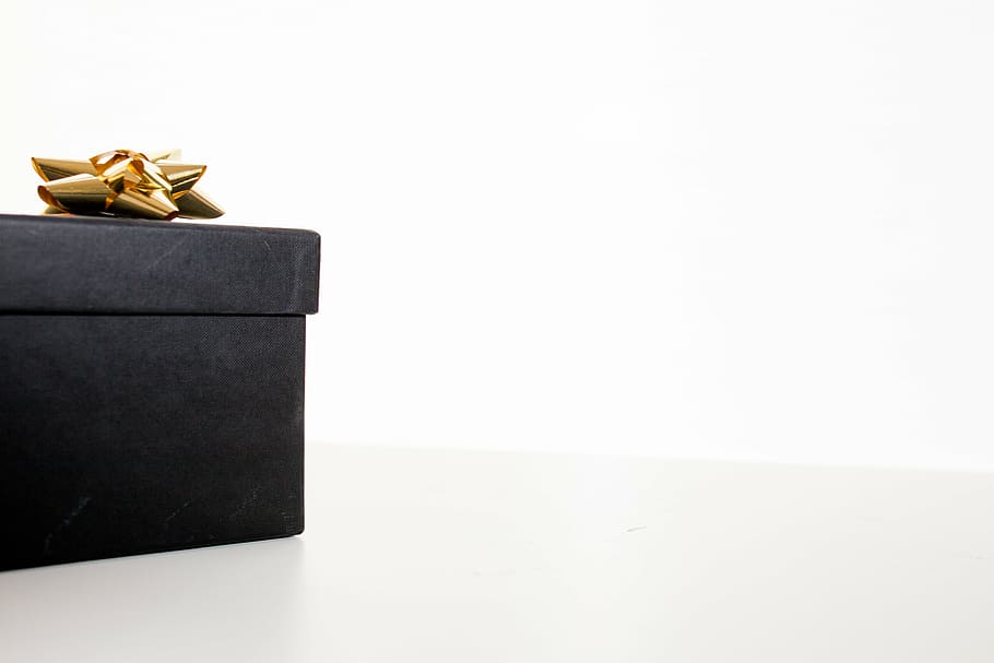minimalist photography of black and gold gift box, colored, bow, HD wallpaper