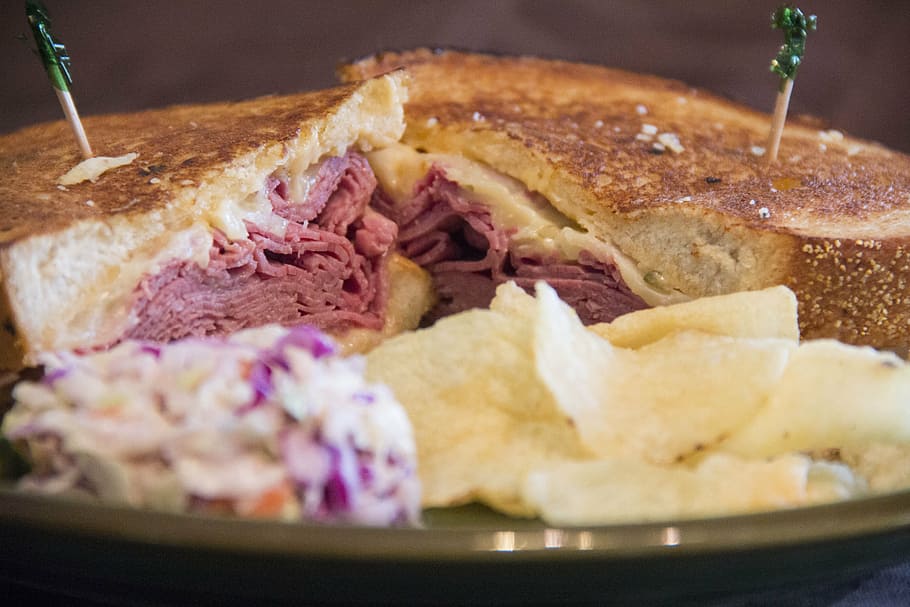 bacon sandwich, corned beef, corned beef sandwich, chips, deli HD wallpaper