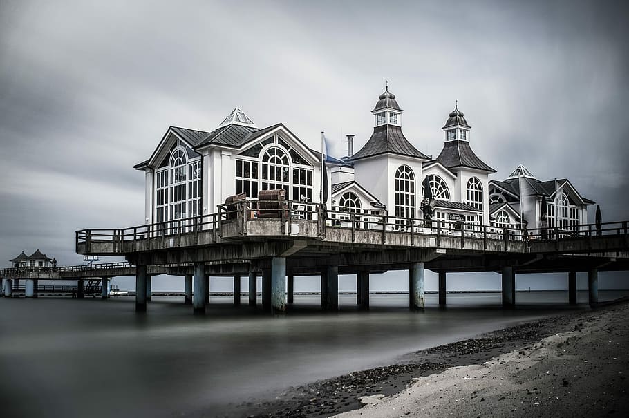 architectural photography of floating hotel, grey and white concrete building HD wallpaper