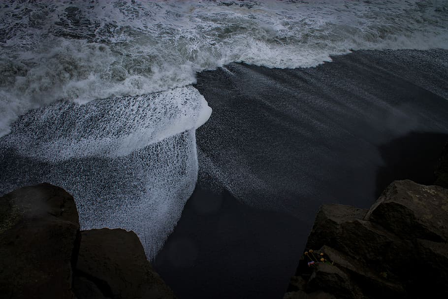 waves crashing on shore, rocks on seashore with wavy sea, water HD wallpaper