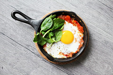 Sunny Side Up Breakfast Pan, eggs, healthy, paleo, recipe, spinach HD wallpaper
