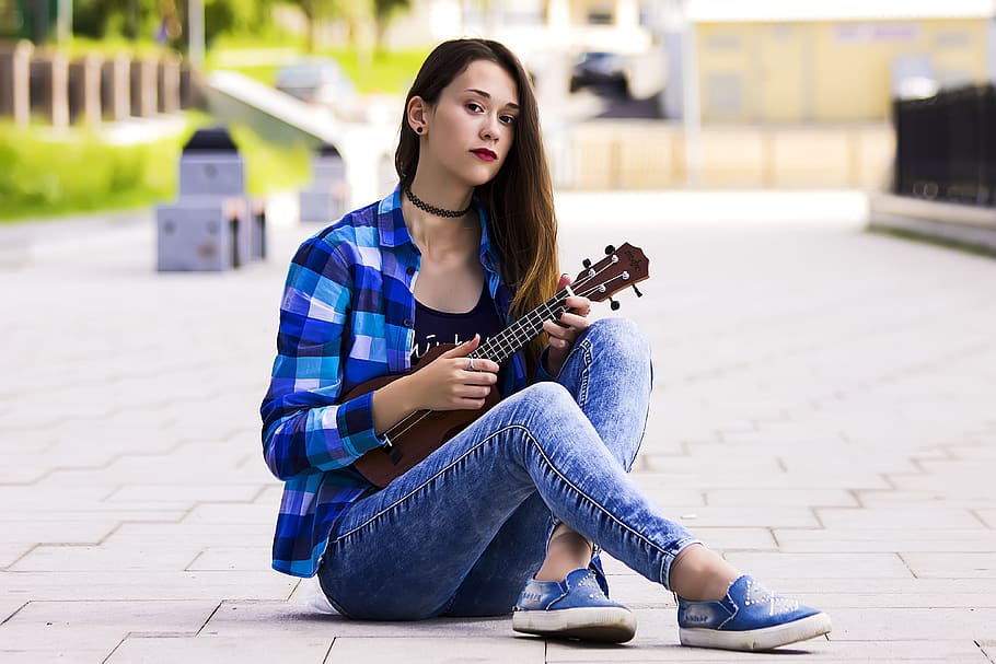 woman sitting on ground while playing ukulele, girl, portrait of a girl, HD wallpaper